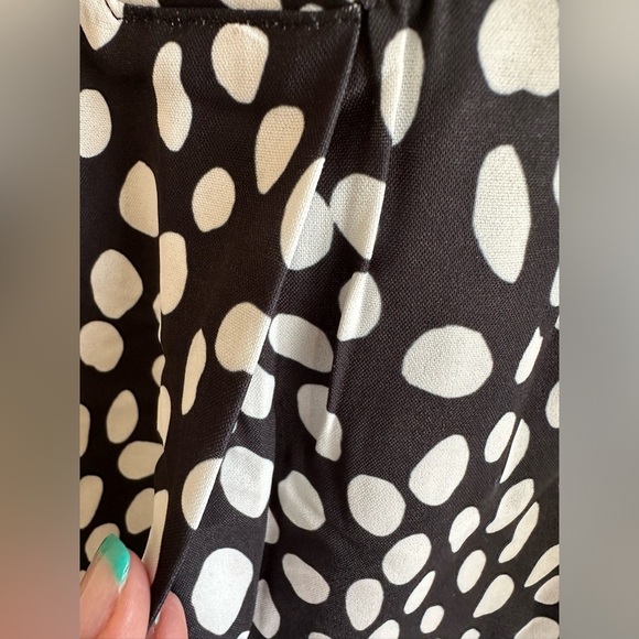 NWT - Black & White Polka Dots V Neck Lightweight Short Sleeve Blouse - Medium - Picture 6 of 8